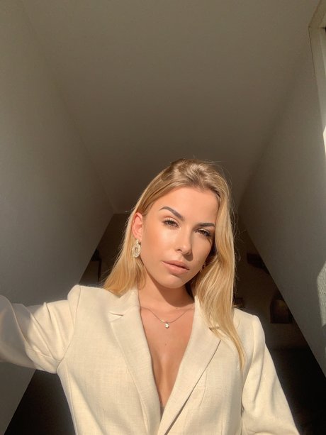 Lasheria Academy sex model photo