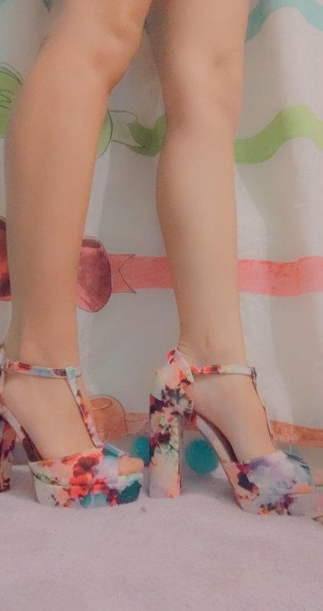 Lolalusts naked model img