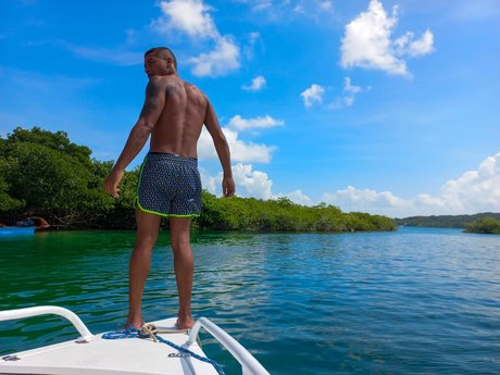 FREDY AK47 sexy star pic