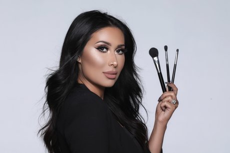 Tamanna Roashan adult model image