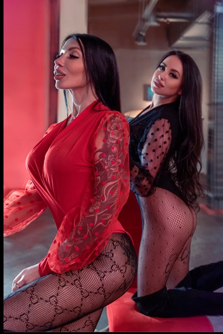 TwinsCaroline s model top img