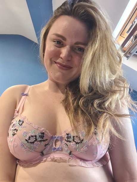 Sashsta naked model pic