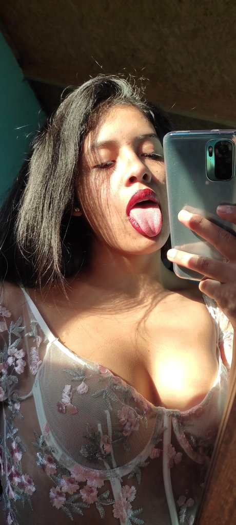 Liilitt model top photos