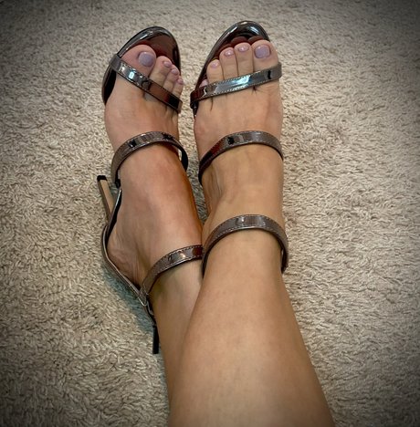 Simply Pretty Feet nude model pictures