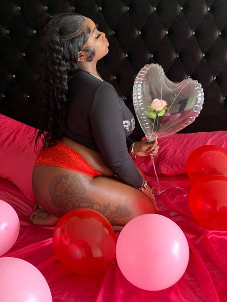 LuuhTee perfect pornstar pics