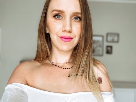 Marta Detmer nude actress photos