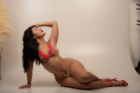 Carolyne erotic pornstar img