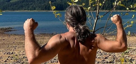 Swingy model high quality images