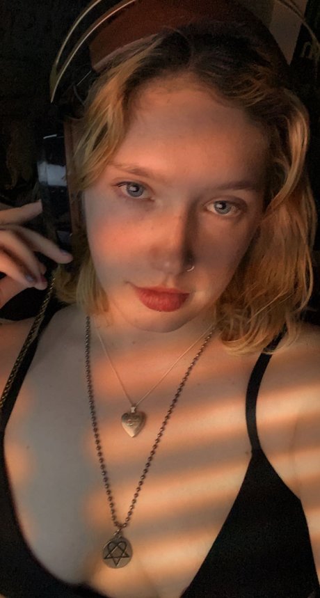 Lady Scarlett model exclusive pic