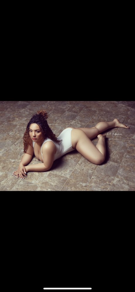 SimplyQueenT best actress image