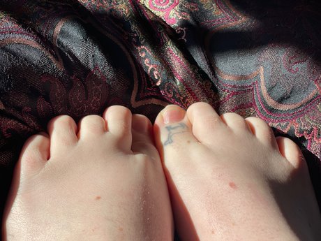 CamelToes model nice pic