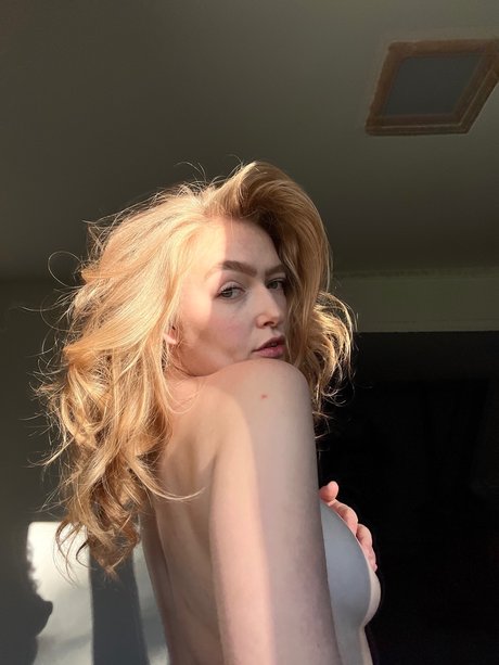 Elizabeth Patrick sexy star image