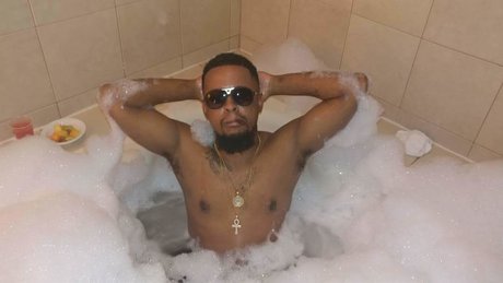 MoorMoneyDa40 art star picture