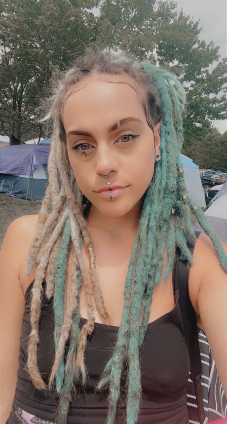 Navi Rose model sexy image