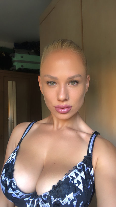 Stacy Yanowsky naked model pic