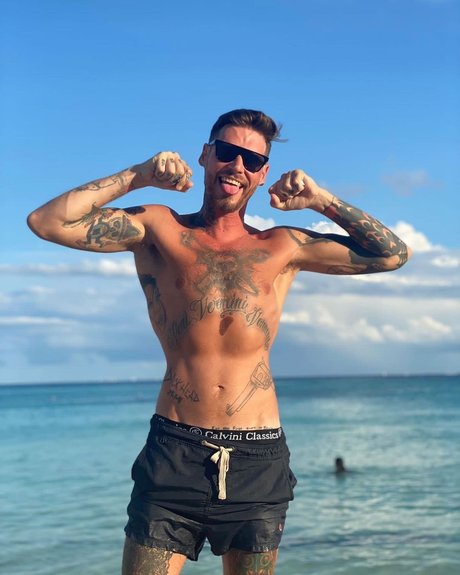 Pinche Chris high quality star pictures