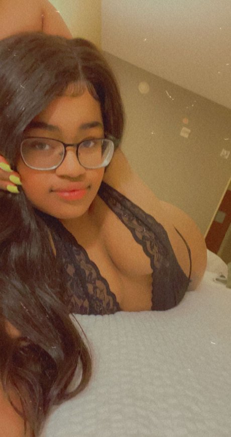 LusciousLogan star sexy pics