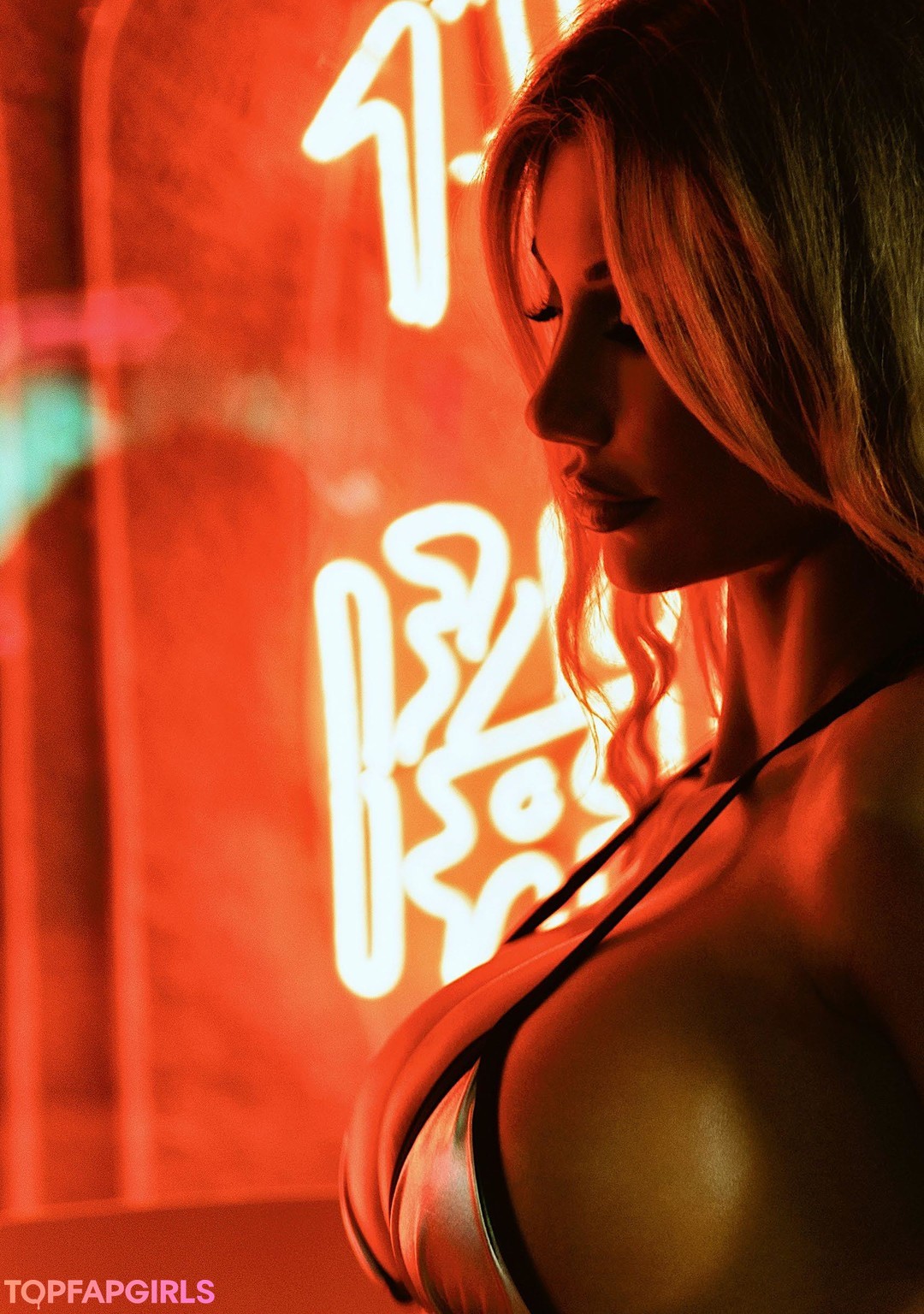 Sarai Rollins nude star gallery