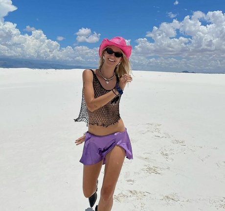 Lola Abbey sexy model gallery