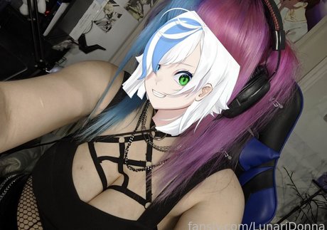 LunariDonna model adult picture