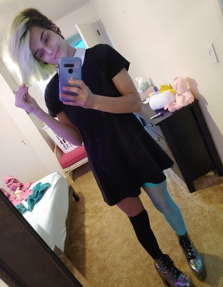 glowyhole free actress galleries