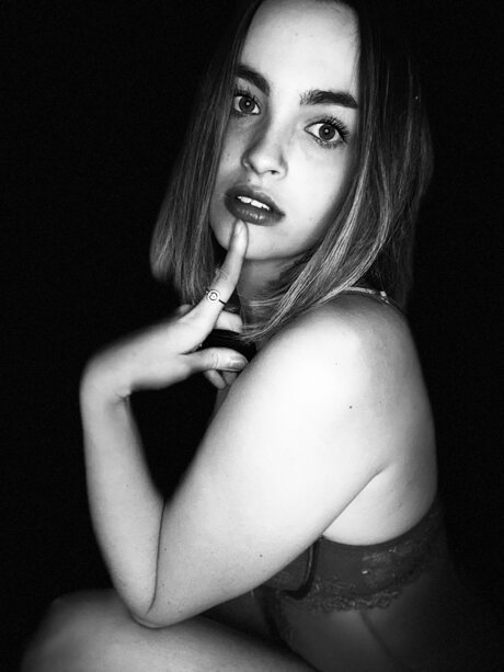 Laure76 model free pictures