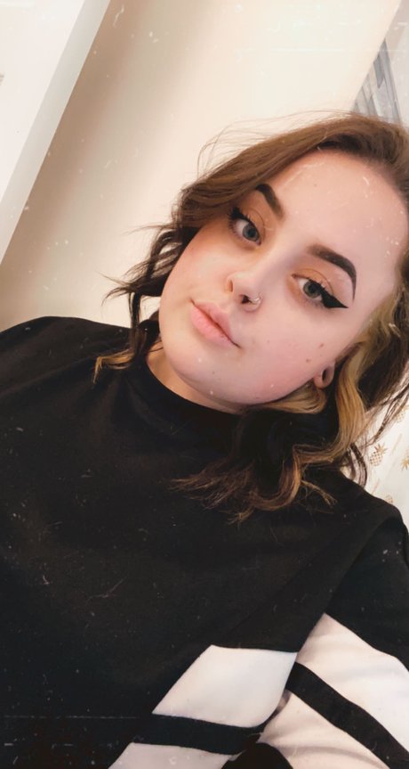 Peach Queen_ model adult image