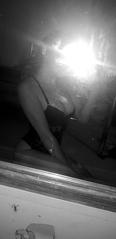 GoldenGoddessxo adult actress pictures