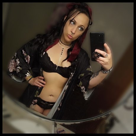 Sahara Love sexy model pic