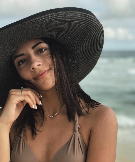 Valentina Kavata naked model gallery