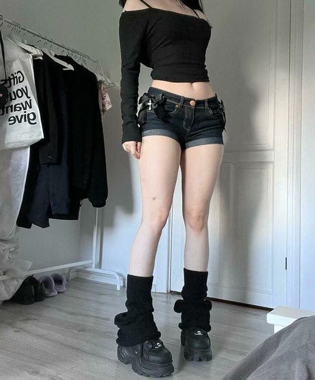 mirukurum model adult picture