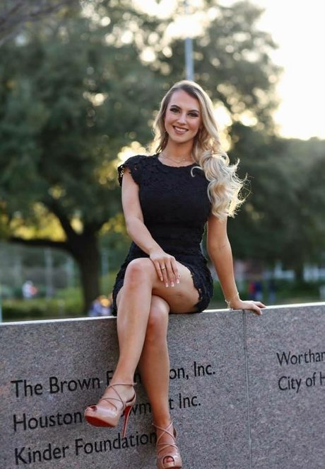 Emilee Atchley beautiful star images