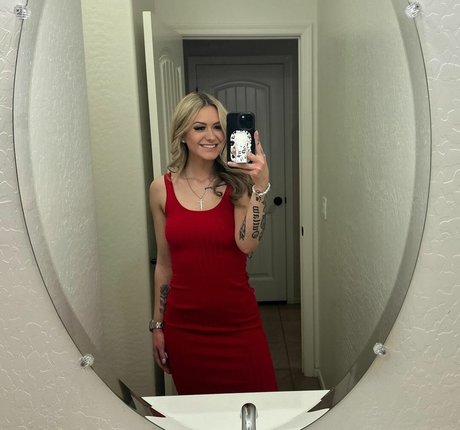 Taylor Murray art model picture