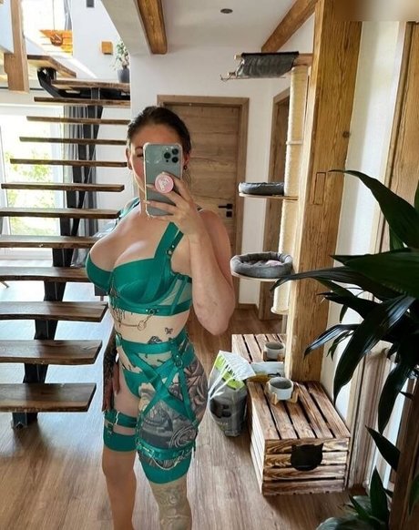 Little Princess Hedi naked pornstar pic