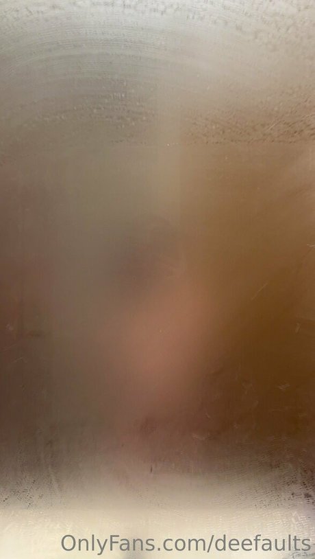 deefaults model beautiful images