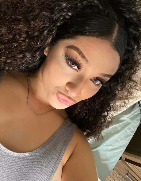 baddgirlriri beautiful model pics