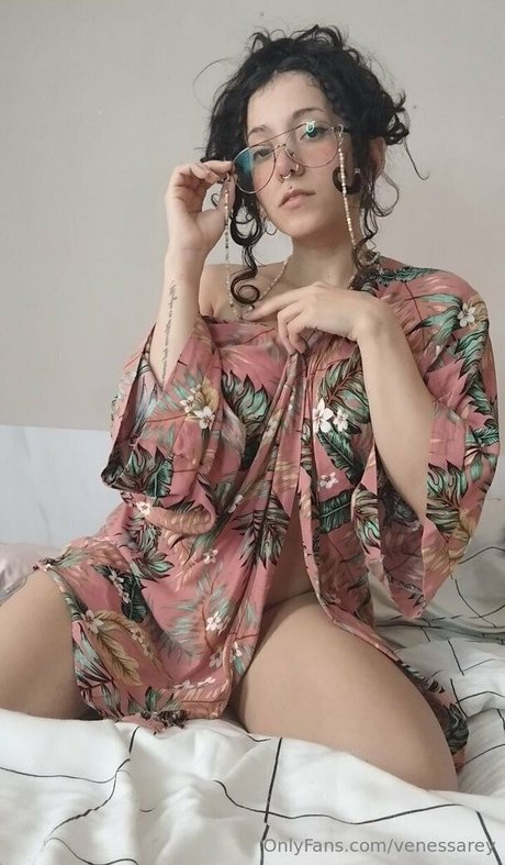 venessarey model naked photos