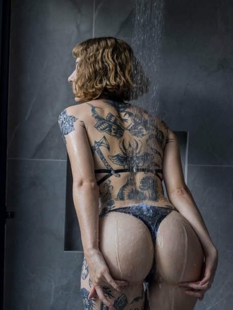 donalaura_ model art picture