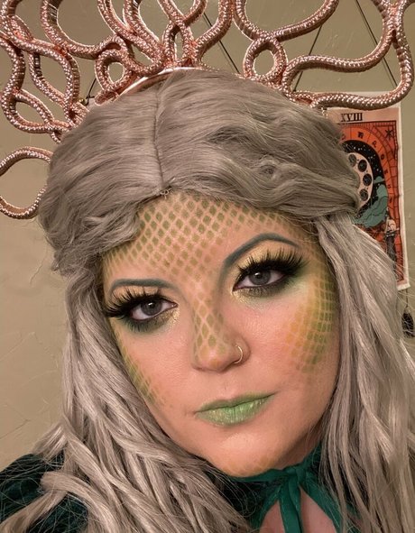 queen of spades perfect model img