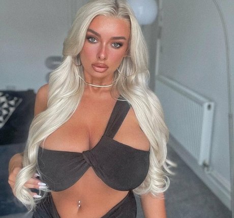 Lucy Cartlidge pretty pornstar photo