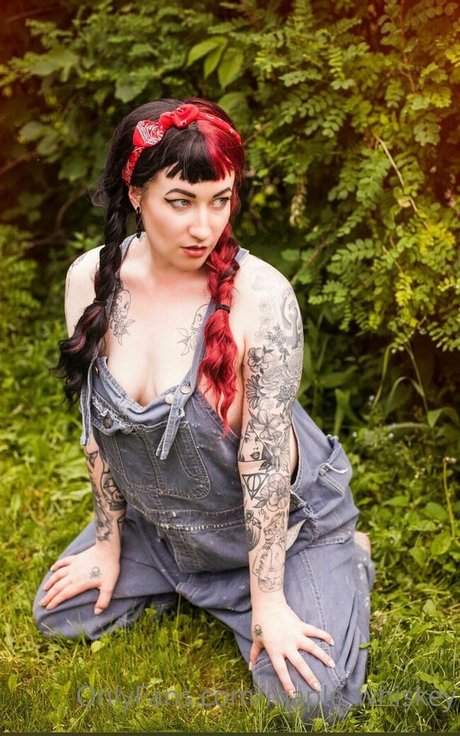 maple massacre star sexy photo