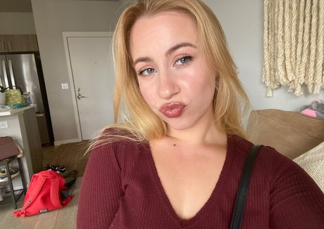 LilyWithAFatty model adult pics