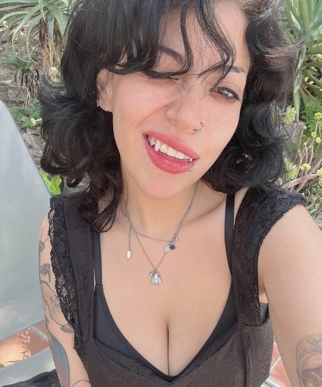 Miki Blue star naked image