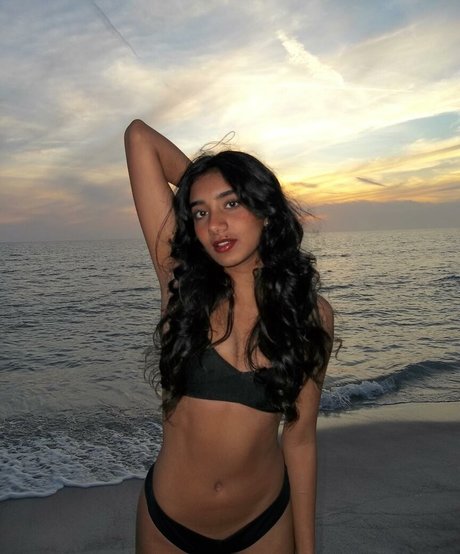 Maya Mayanalluri model art galleries