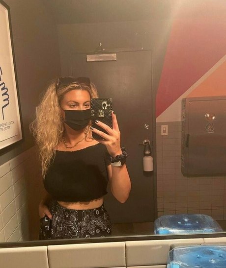 Tori Kelly model perfect photos