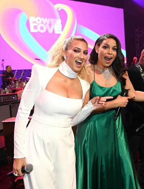 Tori Kelly model high quality image