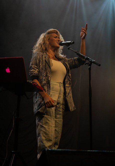 Tori Kelly pornstar nice picture