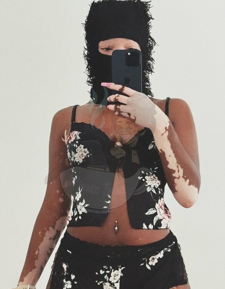 Curiousiteaaa nude model picture