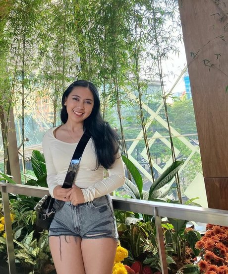 nininplays hot model img