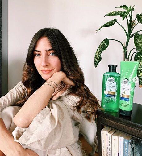 Hazar Motan nudes model images